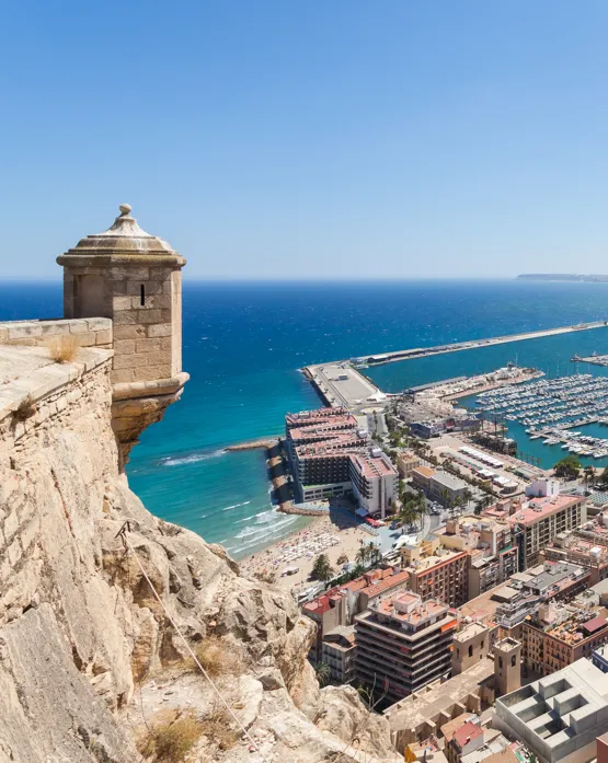 Vista de Alicante con el castillo de Santa Bárbara y el puerto