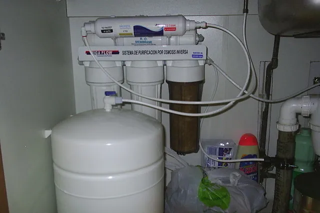 Equipo de ósmosis instalado bajo un fregadero
