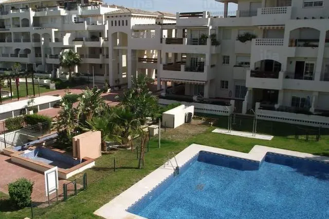 Comunidad de vecinos con piscina y zonas verdes
